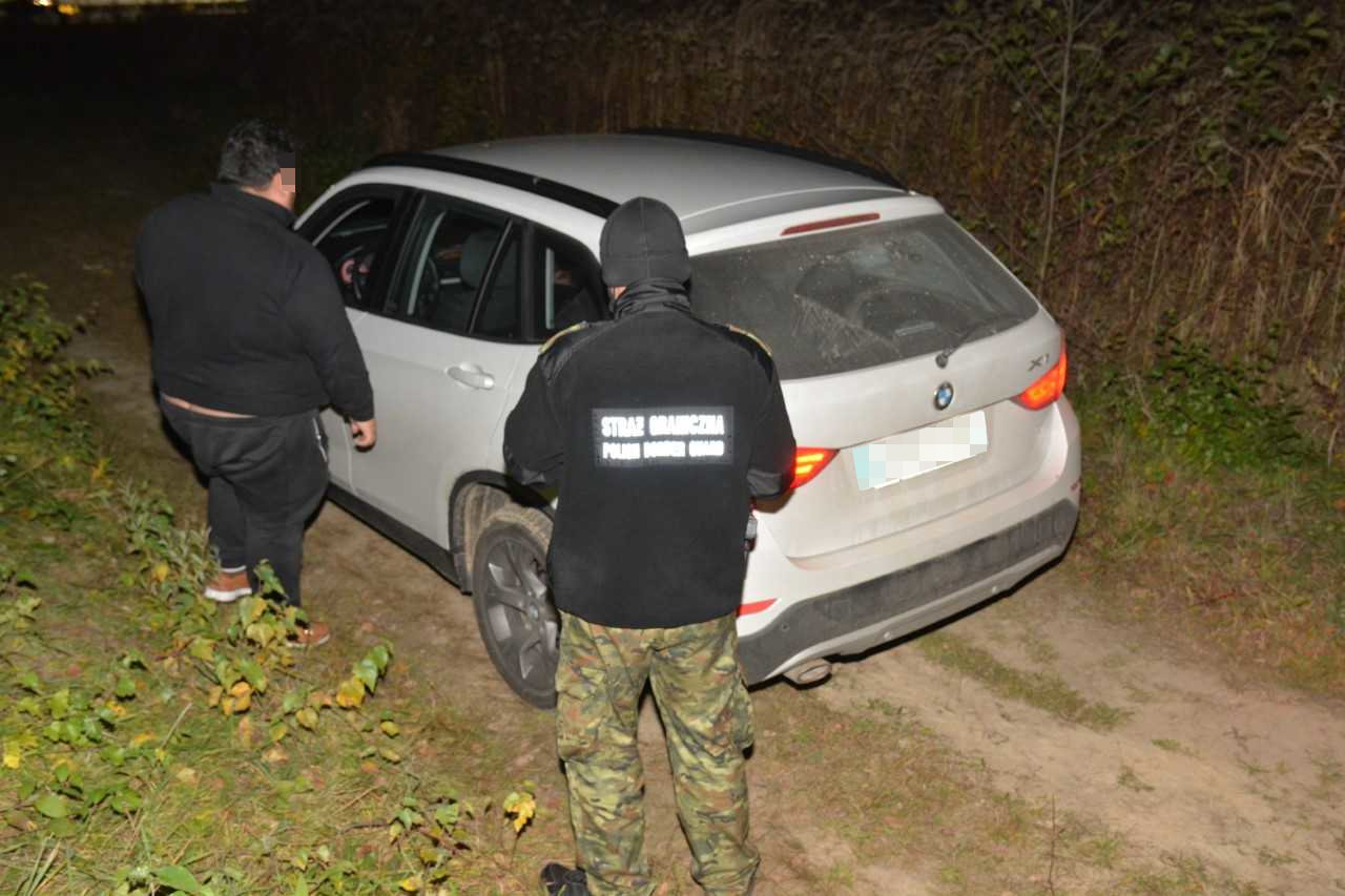 Dwaj obywatele Francji wjechali autem na pas drogi granicznej - Zdjęcie główne