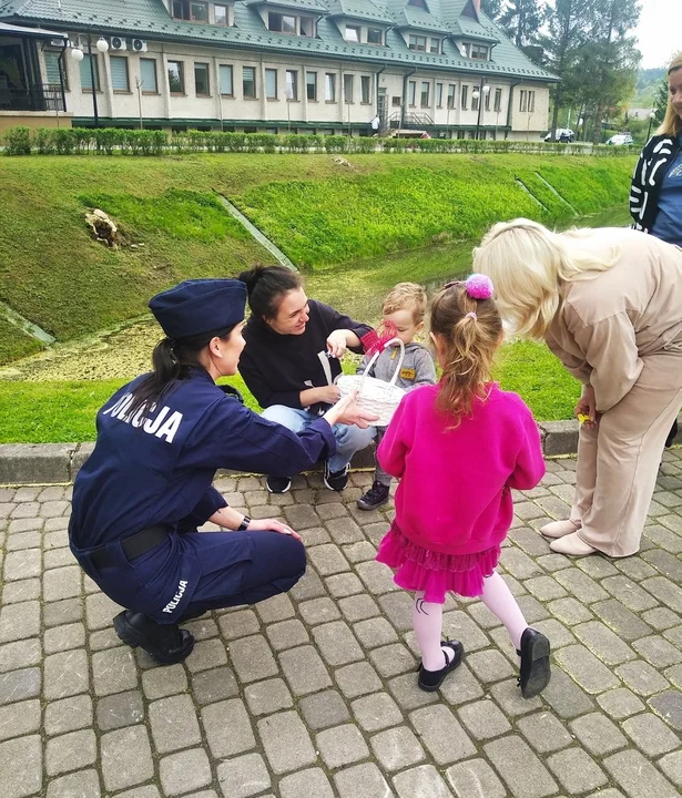 Olszanica. Funkcjonariusze odwiedzili najmłodszych uchodźców oraz ich opiekunów - Zdjęcie główne