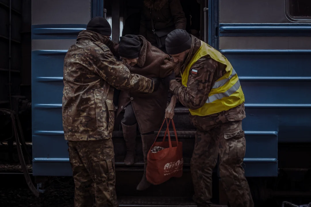Blisko 400 żołnierzy 3.PBOT pomaga nieprzerwanie od ponad 380 godzin w przyjmowaniu uchodźców wojennych - Zdjęcie główne