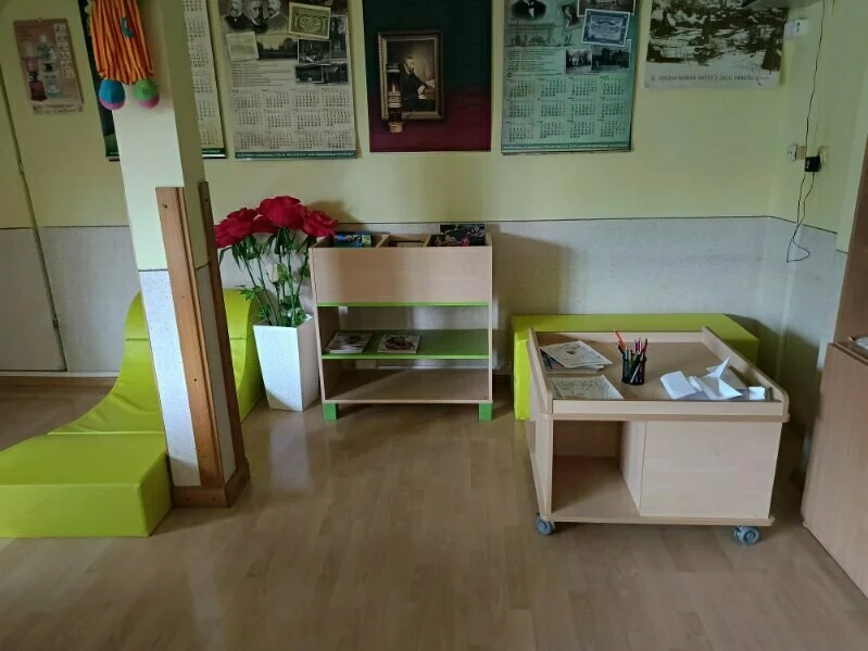 Biblioteka w Szkole Podstawowej w Strachocinie stała się bardziej przyjazna i atrakcyjna dla uczniów. - Zdjęcie główne