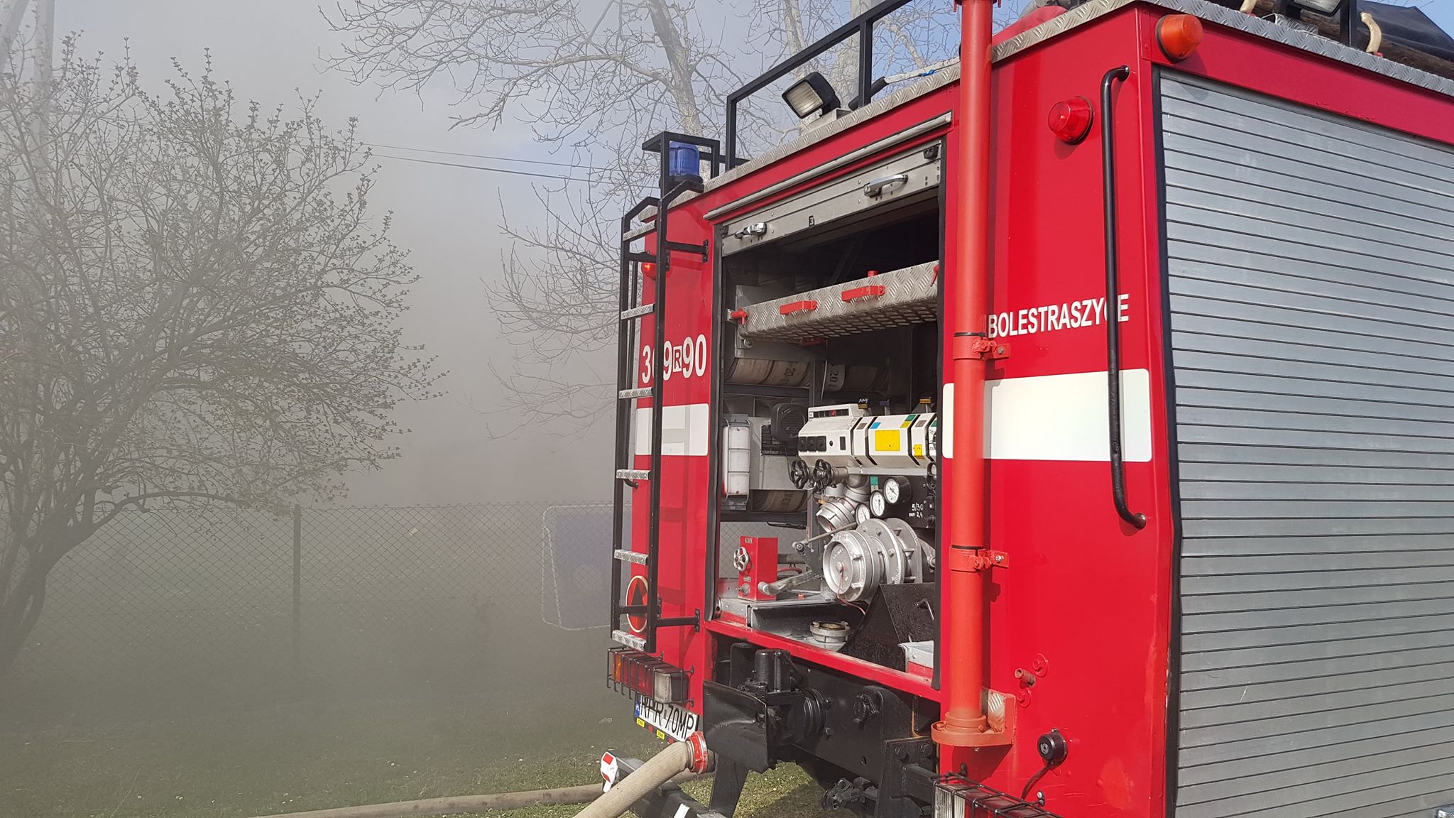 Z PODKARPACIA. Pożar składu opon. Strażak wymagał pomocy ratowników [FOTO] - Zdjęcie główne