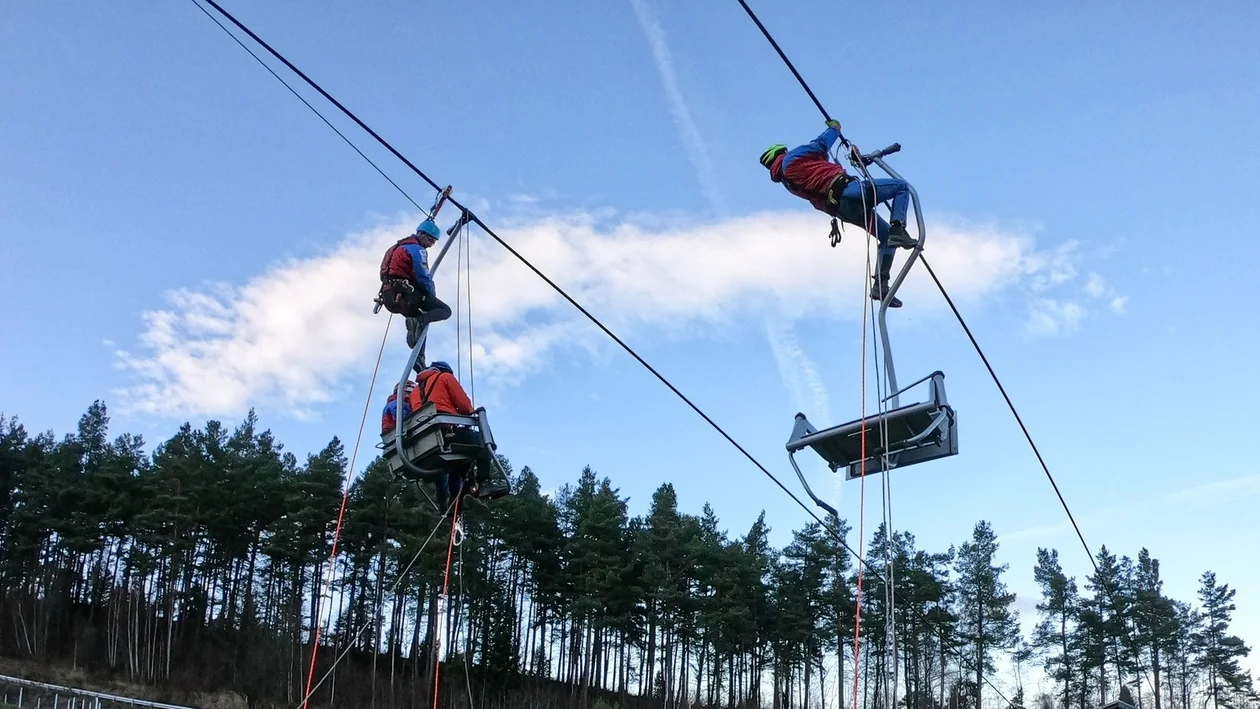 Ewakuacja wyciągu narciarskiego w Bieszczadach. Użyto technik linowych [ZDJĘCIA] - Zdjęcie główne