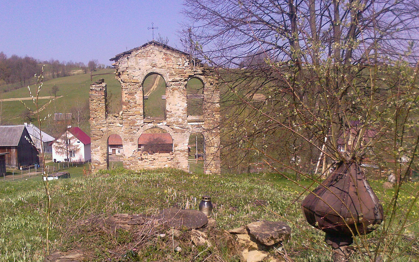 "Bieszczady pamiętają". Sprzątamy bieszczadzkie cmentarze, cerkwiska, kapliczki i miejsca pamięci - Zdjęcie główne