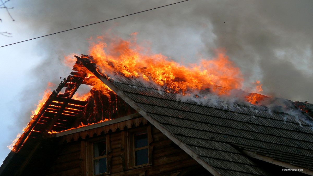BIESZCZADY: Płonie Ośrodek Górskiej Turystyki Jeździeckiej "U Prezesa" w Chmielu [FOTO] - Zdjęcie główne