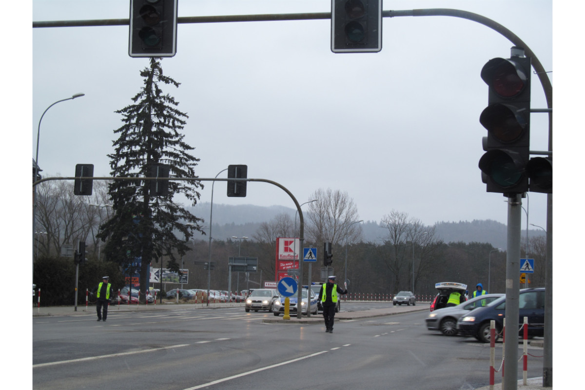 Awaria świateł na skrzyżowaniu ulic w Sanoku. Policja kieruje ruchem [ZDJĘCIA] - Zdjęcie główne