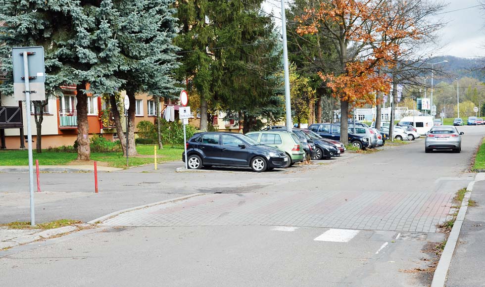 Sanok. Rodzice sprzeciwiają się postawieniu znaku zakazu zatrzymywania się - Zdjęcie główne