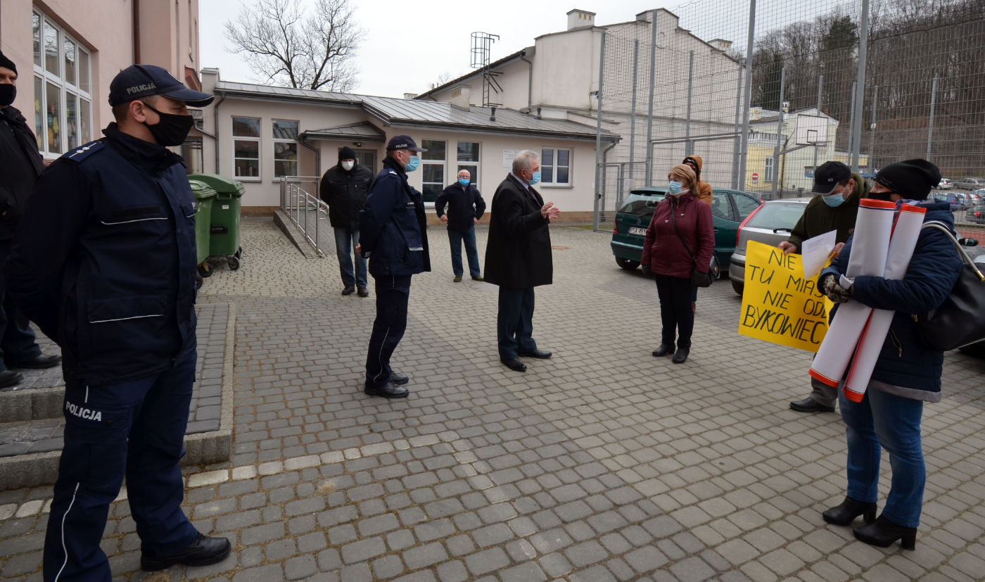 pikieta mieszkańców wsi przed sesją Rady Miasta Sanoka