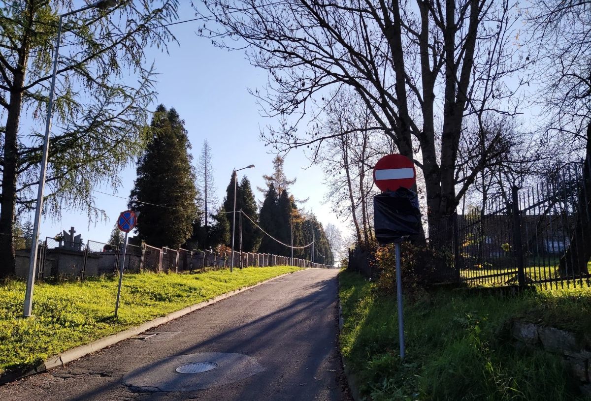 UWAGA KIEROWCY! Ulica Głogowa koło cmentarza jest ulicą jednokierunkową! [FOTO] - Zdjęcie główne