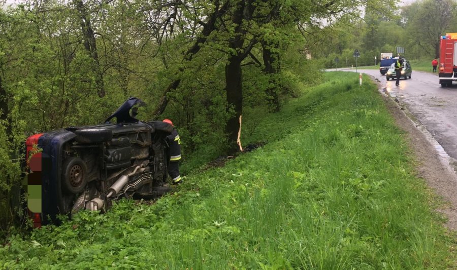 USTRZYKI DOLNE: Straciła panowanie nad pojazdem. Samochód wpadł do rowu - Zdjęcie główne