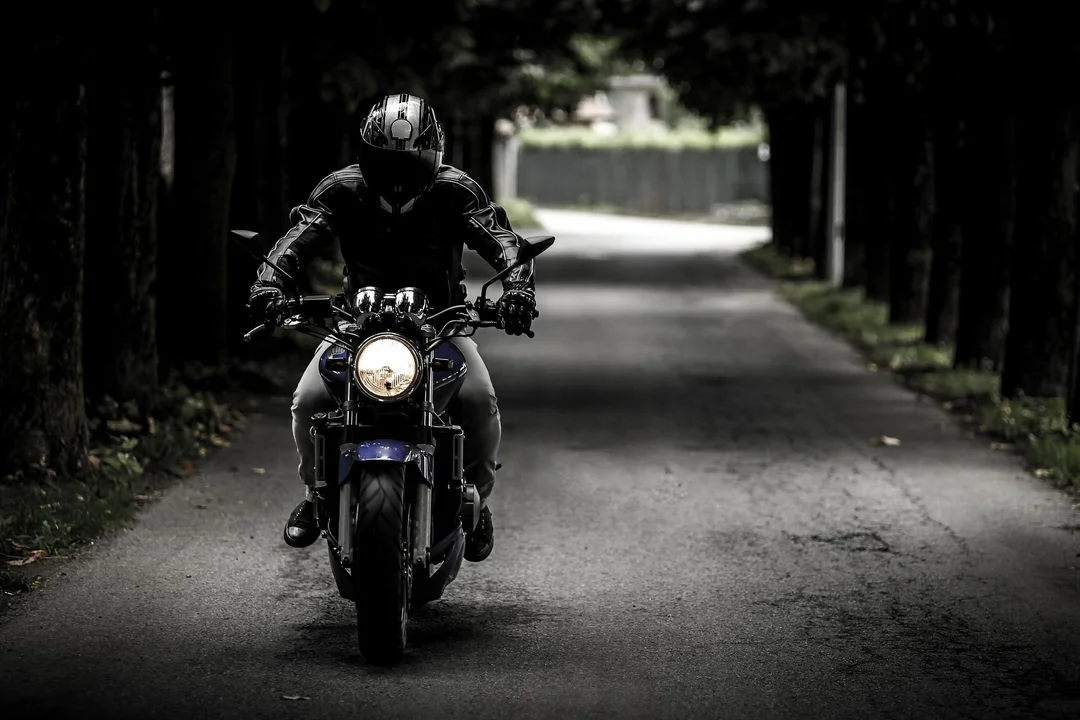 Pędził motocyklem 115 km/h i przewoził nietrzeźwego pasażera - Zdjęcie główne