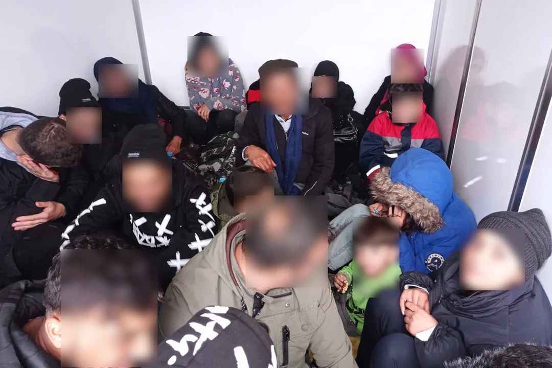 23 imigrantów, w tym dzieci znalezionych w chłodni furgonetki! [WIDEO] - Zdjęcie główne