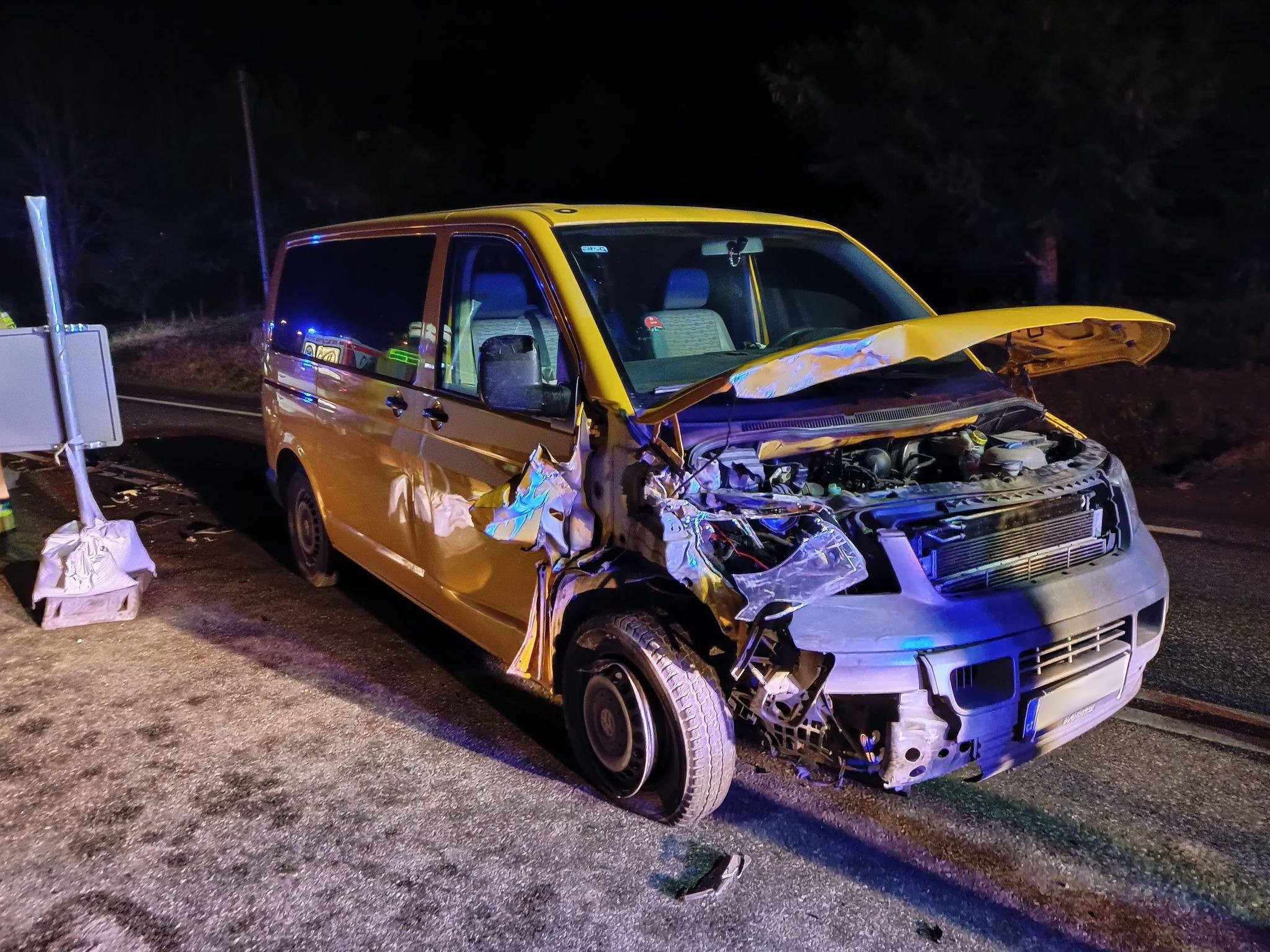 Podkarpacie. Bus na czeskich tablicach rozbił auto Ukraińca [FOTO] - Zdjęcie główne