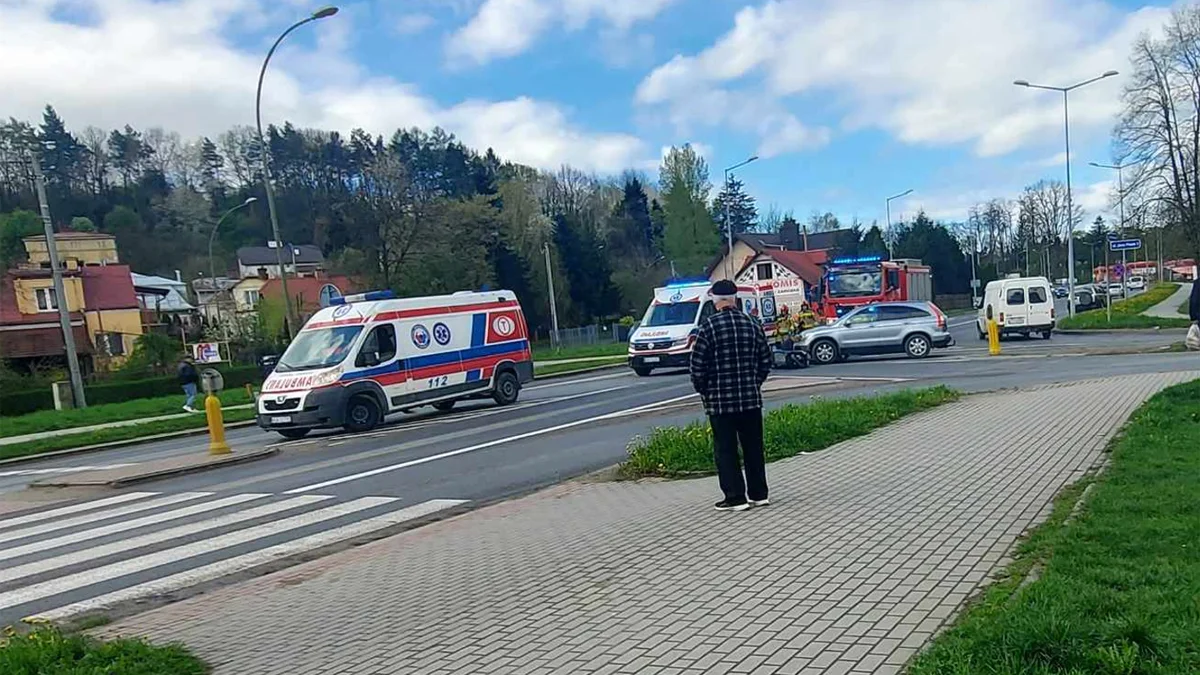 Wypadek na ul. Jana Pawła II w Sanoku. Motorowerzysta w szpitalu po zderzeniu z samochodem - Zdjęcie główne