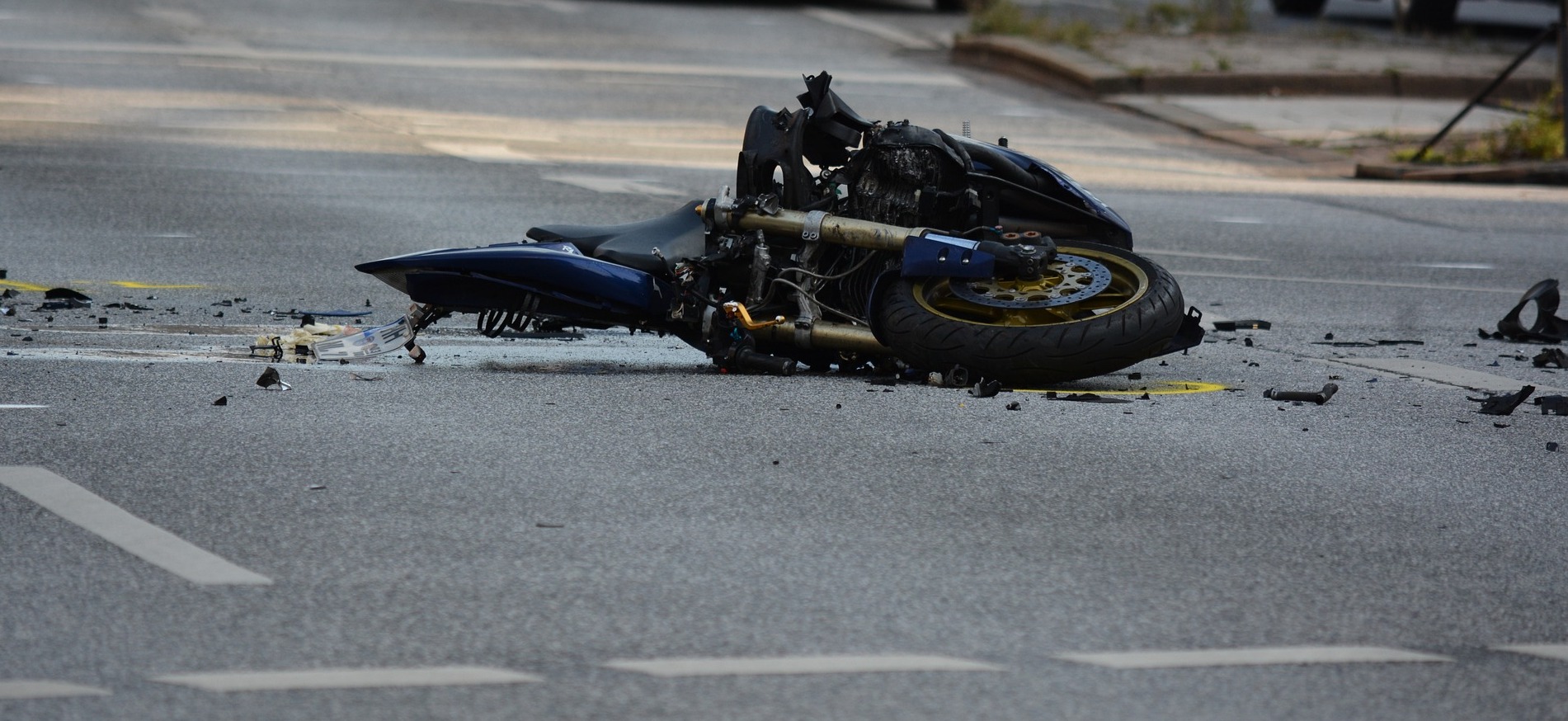 HOCZEW: Motocyklista uderzył w tył osobówki. Zginął na miejscu - Zdjęcie główne