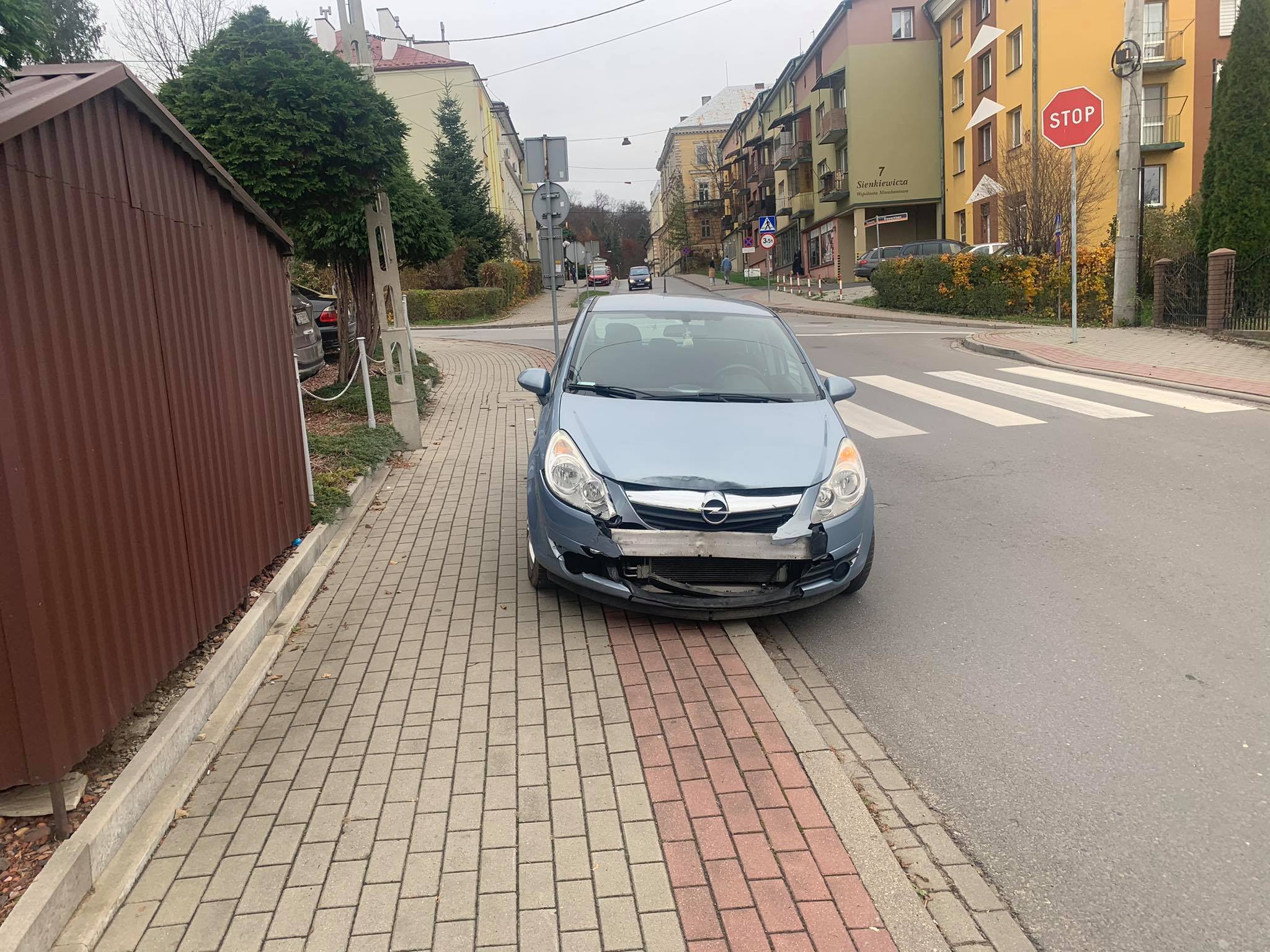 SANOK: Wjechał na skrzyżowanie ignorując znak STOP [FOTO] - Zdjęcie główne