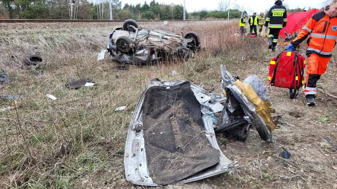 Podkarpacie. Tragiczne zderzenie szynobusa i osobówki. Nie żyją rodzice 14-miesięcznej dziewczynki [ZDJĘCIA] - Zdjęcie główne
