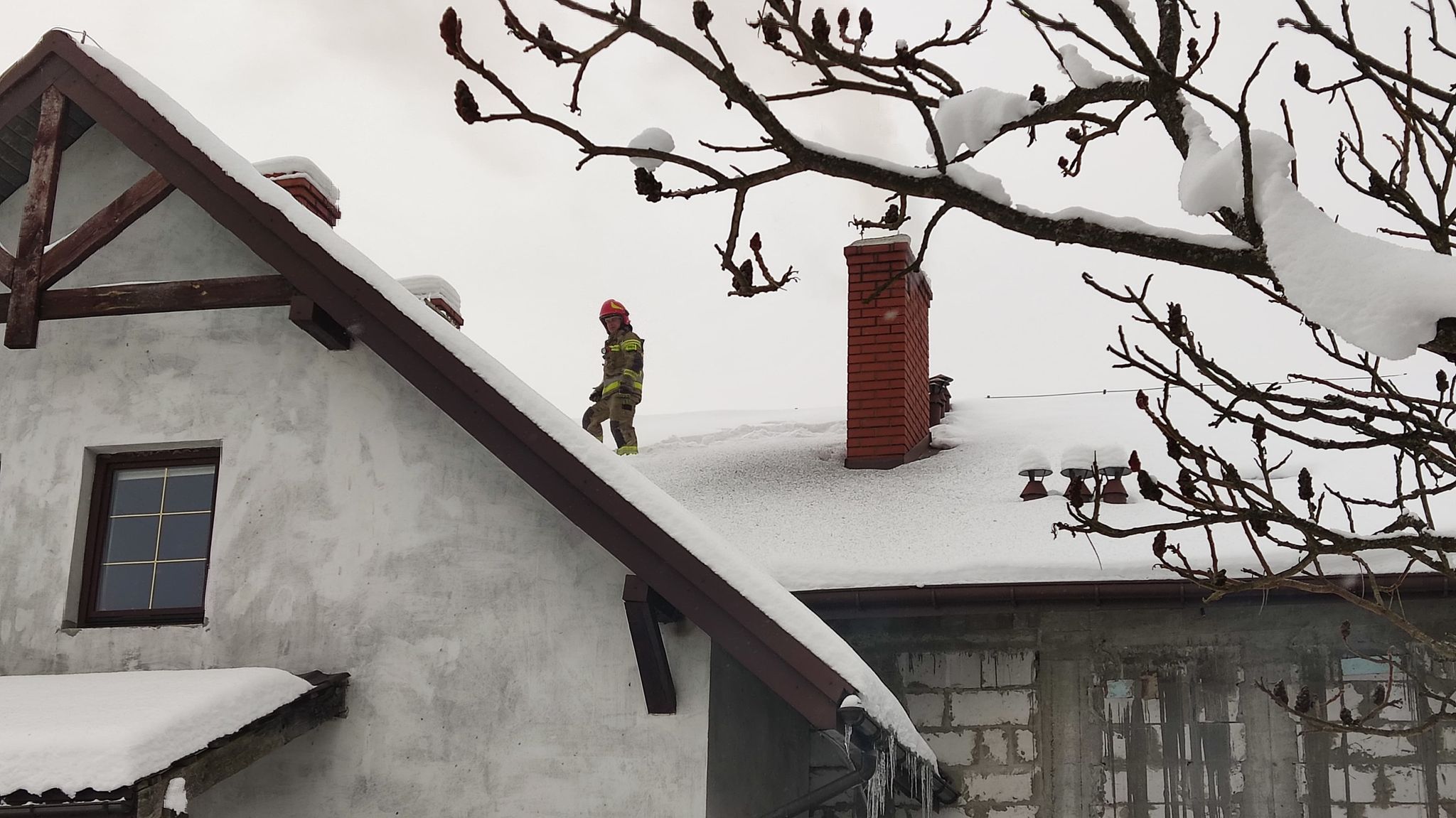 BYKOWCE: Pożar sadzy w kominie [FOTO+VIDEO] - Zdjęcie główne