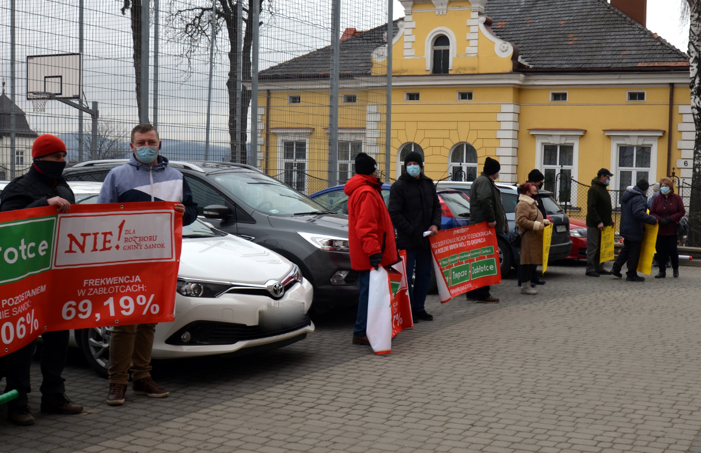 pikieta mieszkańców wsi przed sesją Rady Miasta Sanoka