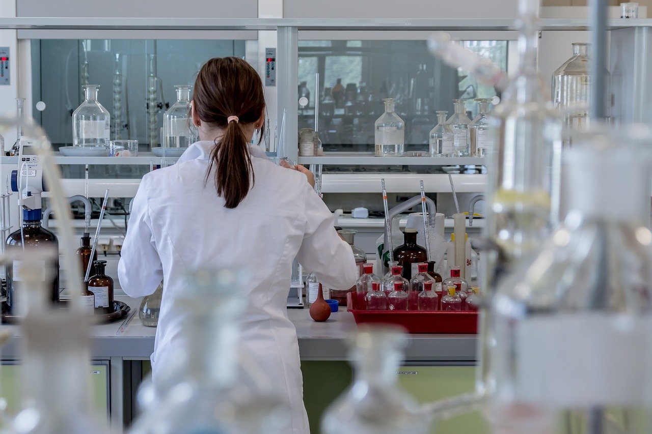 Liczba laboratoriów wykrywających wirusa SARS-CoV-2 wzrosła do 100 - Zdjęcie główne