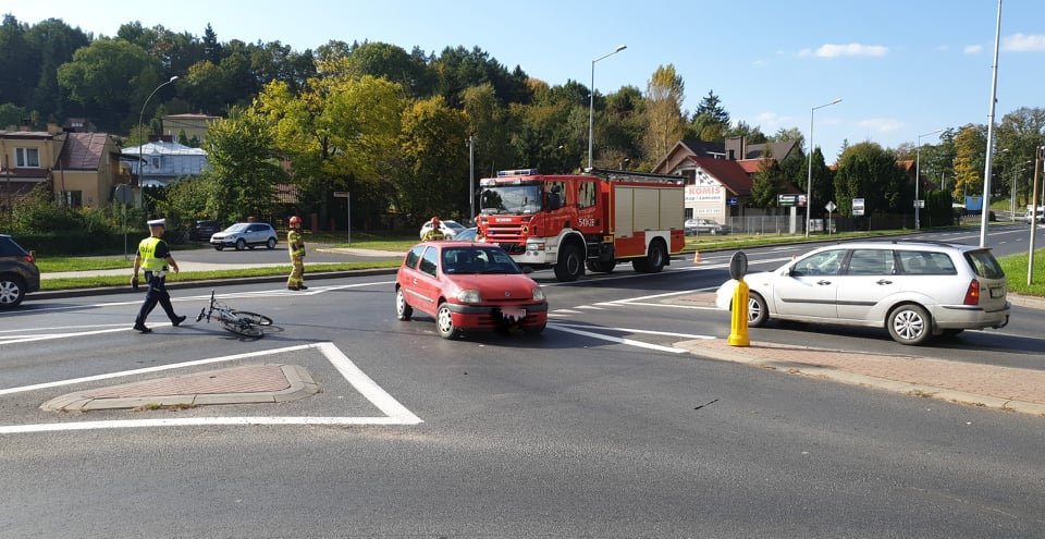 Potrącenie rowerzysty na skrzyżowaniu Dmowskiego i Jana Pawła II [ZDJĘCIA] - Zdjęcie główne