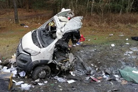 PILNE! Zderzenie pociągu z dostawczakiem! Z busa nic nie zostało, pociąg się zapalił! [WIDEO, NOWE ZDJĘCIA] - Zdjęcie główne