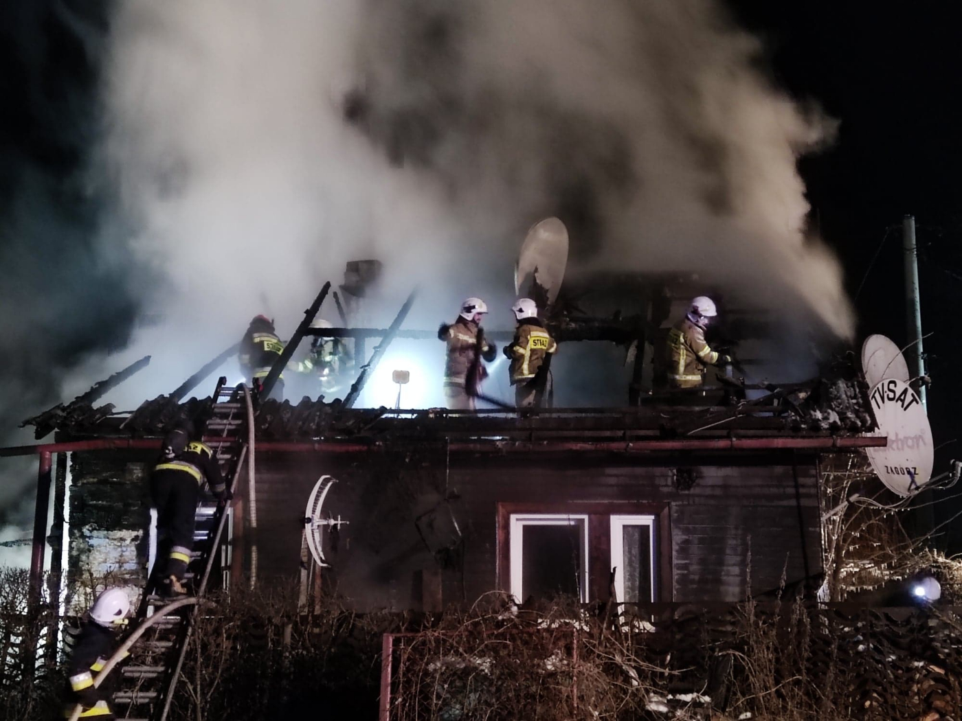 Uciekli z płonącego domu. Potrzebna natychmiastowa pomoc! - Zdjęcie główne