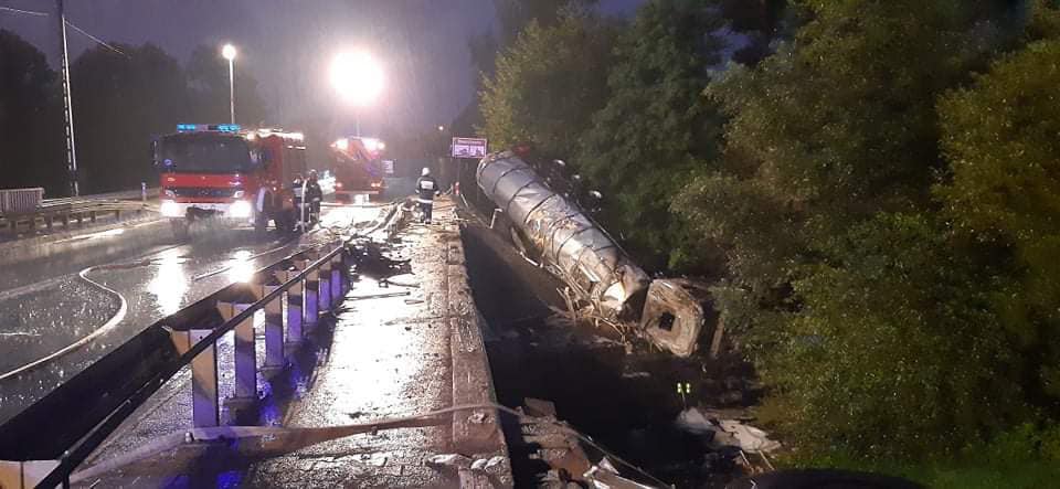 Pożar cysterny na DK19. Możliwe że uderzył w nią piorun [FOTO] - Zdjęcie główne