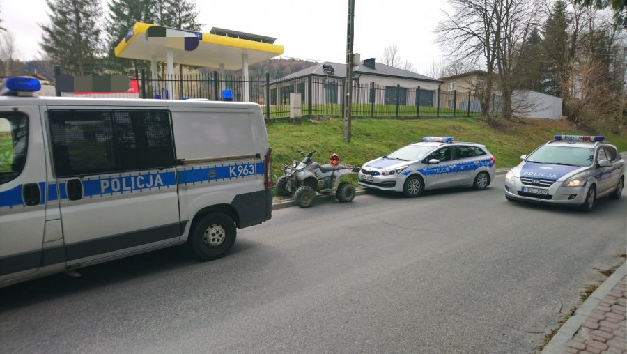 USTRZYKI DOLNE: Uciekał quadem przed funkcjonariuszami - uderzył w radiowóz - Zdjęcie główne