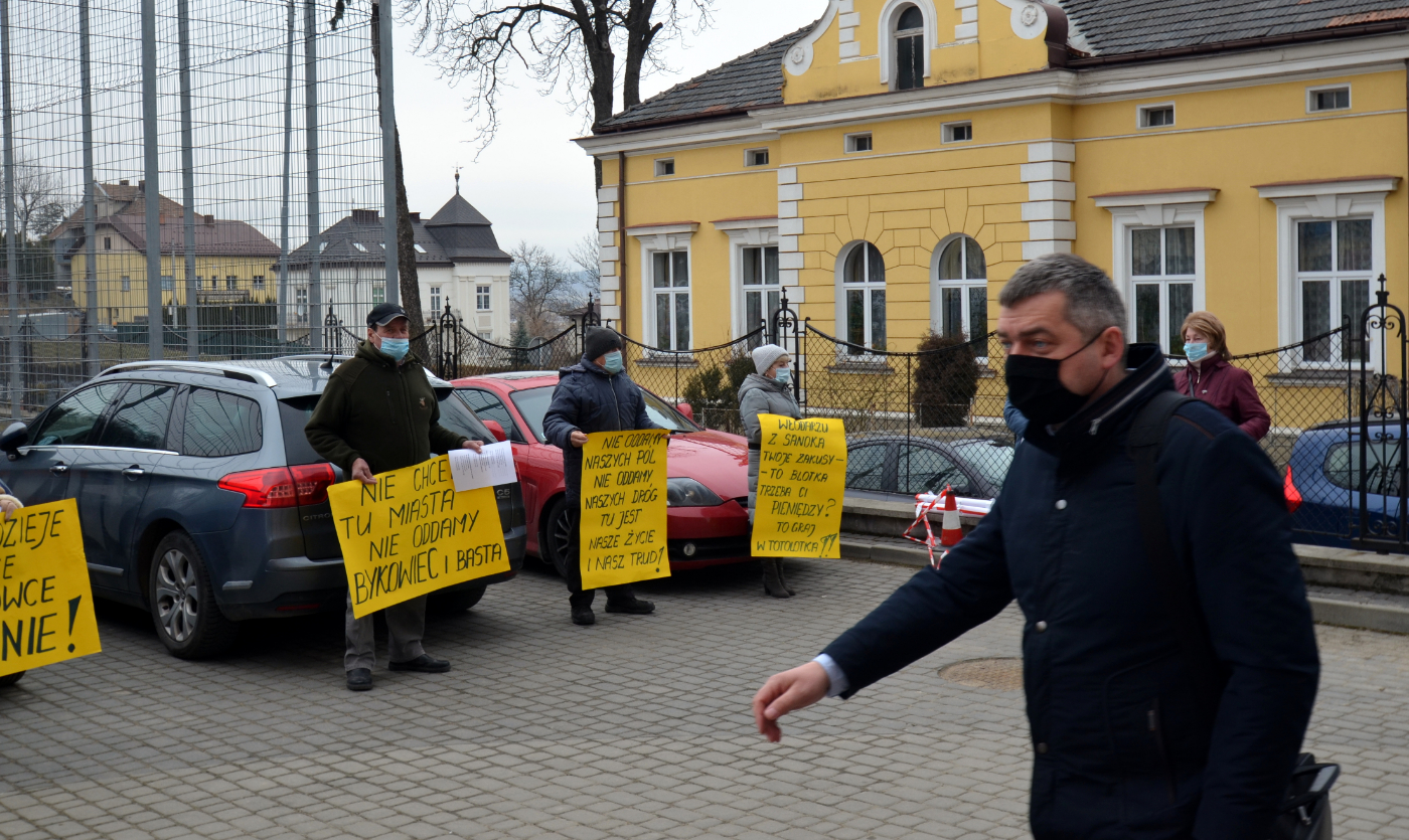 pikieta mieszkańców wsi przed sesją Rady Miasta Sanoka
