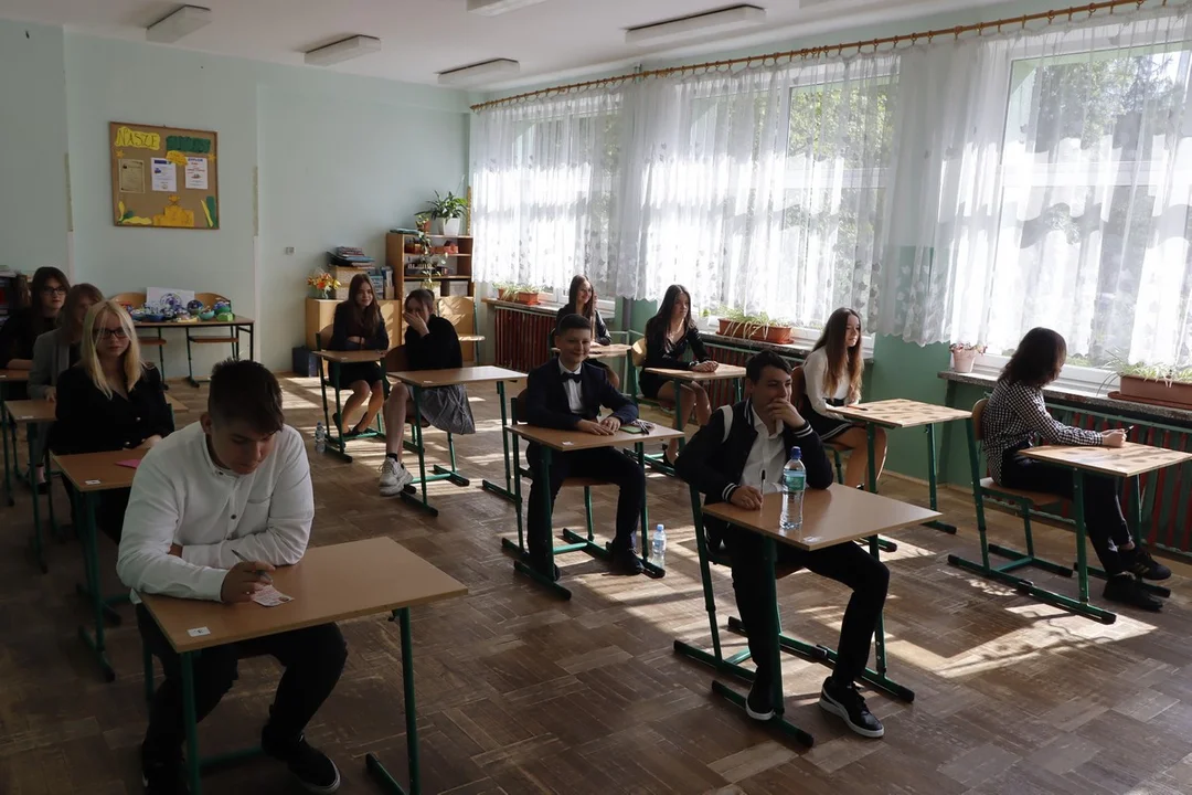Egzamin ósmoklasisty 2022. Rozpoczęły się się egzaminy z języka polskiego [ZDJĘCIA] - Zdjęcie główne