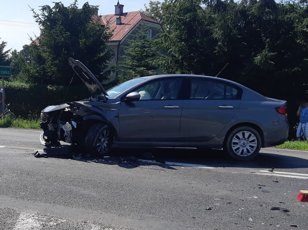 Kolizja 2 pojazdów w miejscowości Długie [FOTO] - Zdjęcie główne