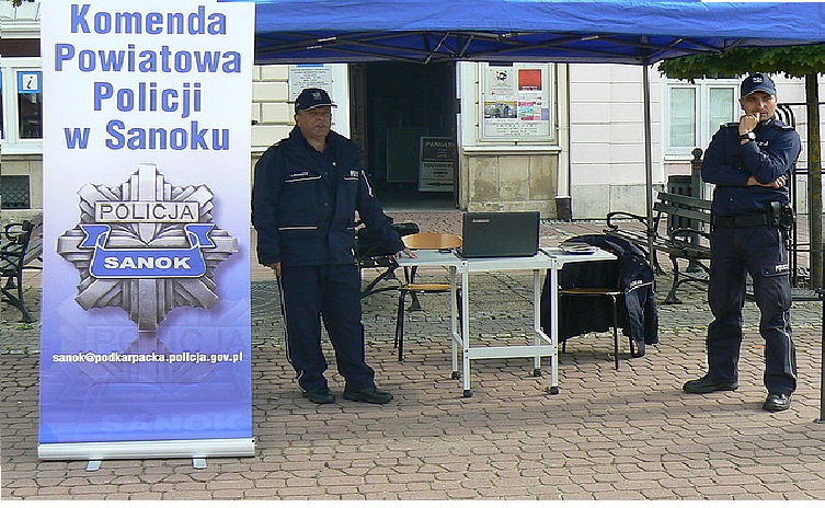 Sanoccy policjanci informują mieszkańców powiatu, jak korzystać z mapy zagrożeń - Zdjęcie główne