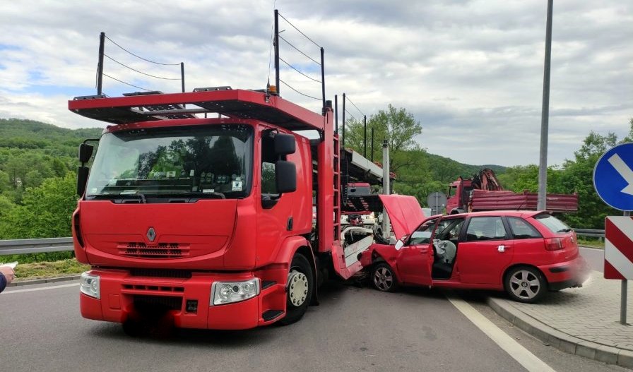 DOMARADZ: Osobówka zderzyła się samochodem ciężarowym [ZDJĘCIA] - Zdjęcie główne