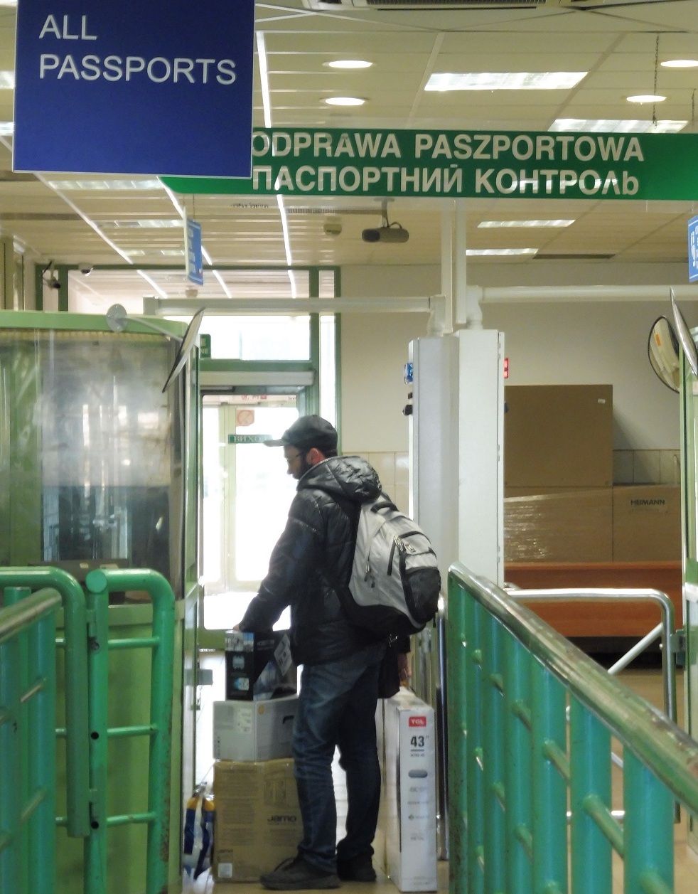 Obywatel Ukrainy chciał przenieść przez przejście graniczne drzwi i pokrywę bagażnika kradzionego samochodu - Zdjęcie główne