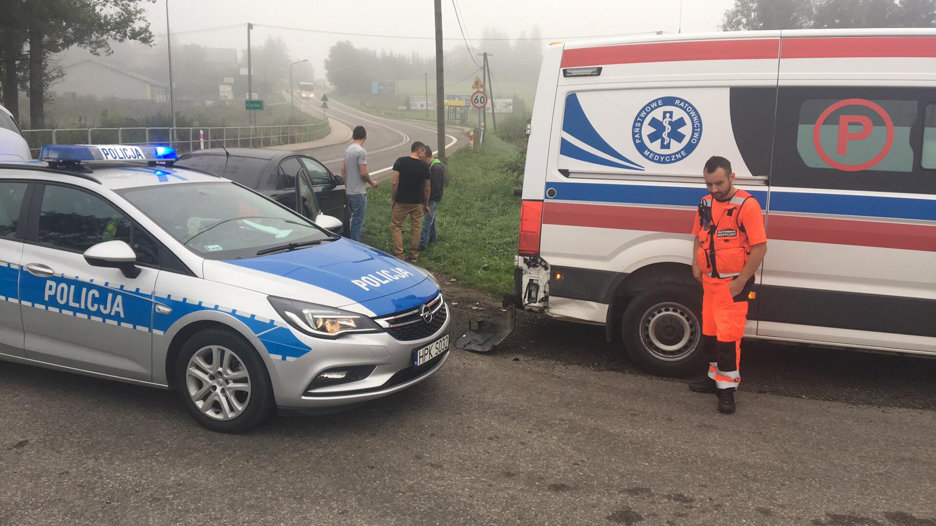 Wypadek na krzyżówce. Karetka zderzyła się z osobówką - Zdjęcie główne