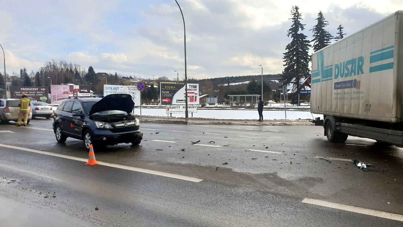 SANOK: Zderzenie ciężarówki i samochodu osobowego na Dąbrówce [FOTO+VIDEO] - Zdjęcie główne