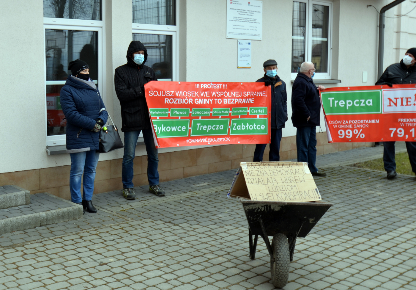 pikieta mieszkańców wsi przed sesją Rady Miasta Sanoka