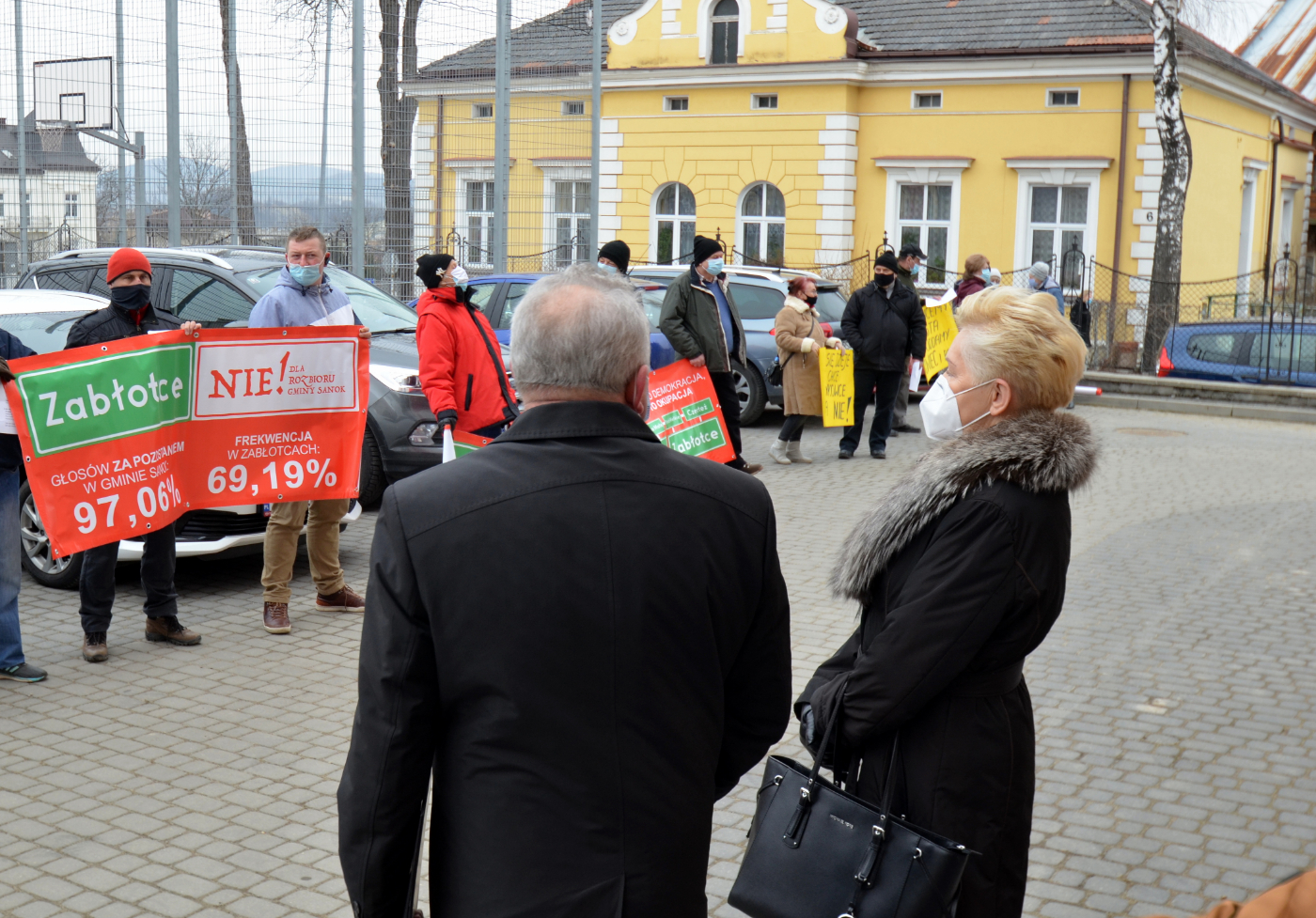 pikieta mieszkańców wsi przed sesją Rady Miasta Sanoka