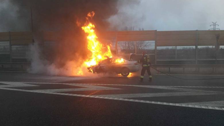 BMW spłonęło przy wyjeździe z Rzeszowa na autostrade [VIDEO] - Zdjęcie główne