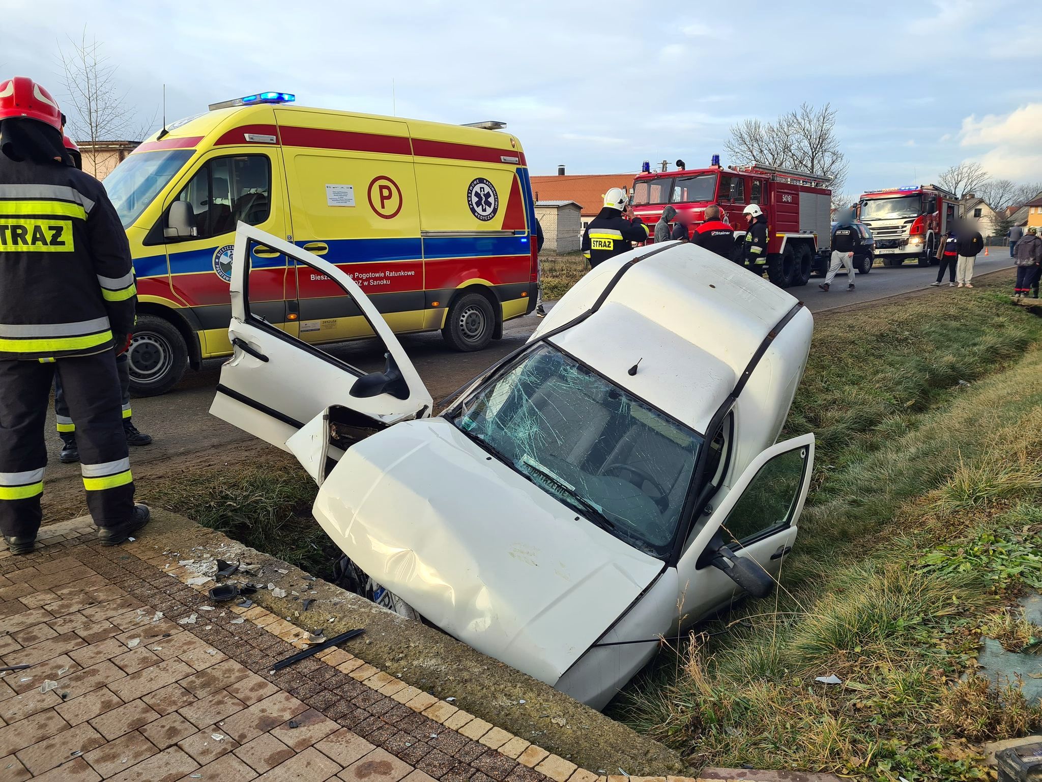 ODRZECHOWA: Zjechał z drogi i uderzył w betonowy przepust [FOTO+VIDEO] - Zdjęcie główne