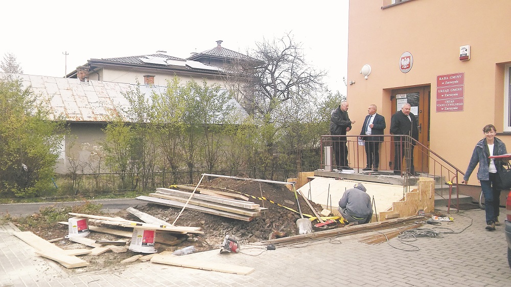 Podest dla niepełnosprawnych przed Urzędem Gminy w Zarszynie już powstaje - Zdjęcie główne