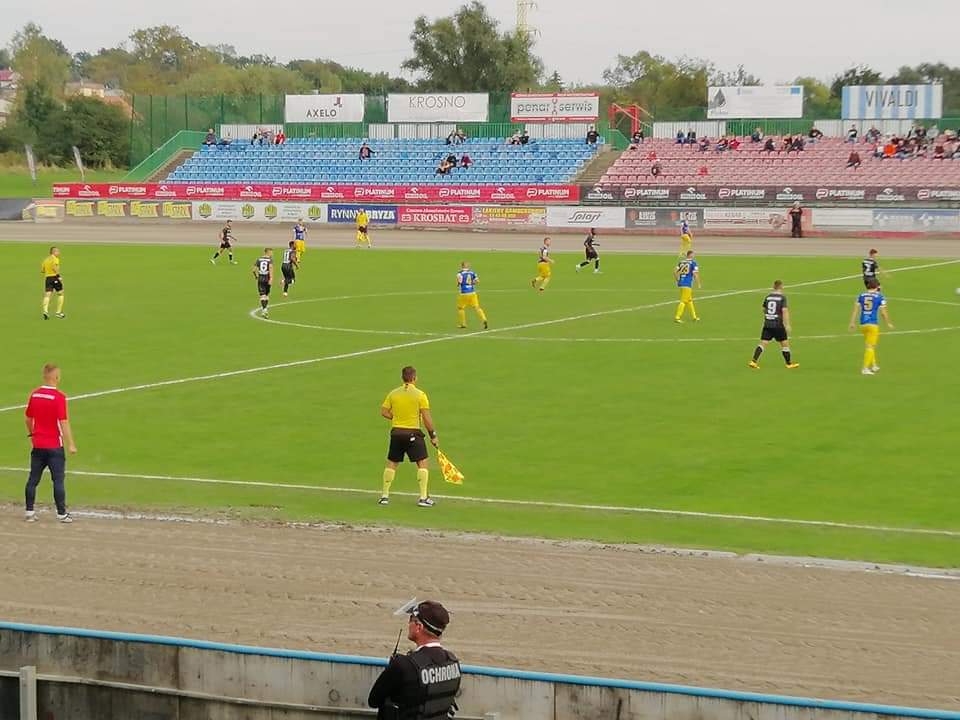 Ekoball nieznacznie przegrywa w Krośnie w derbowym pojedynku z Karpatami [FOTO] - Zdjęcie główne