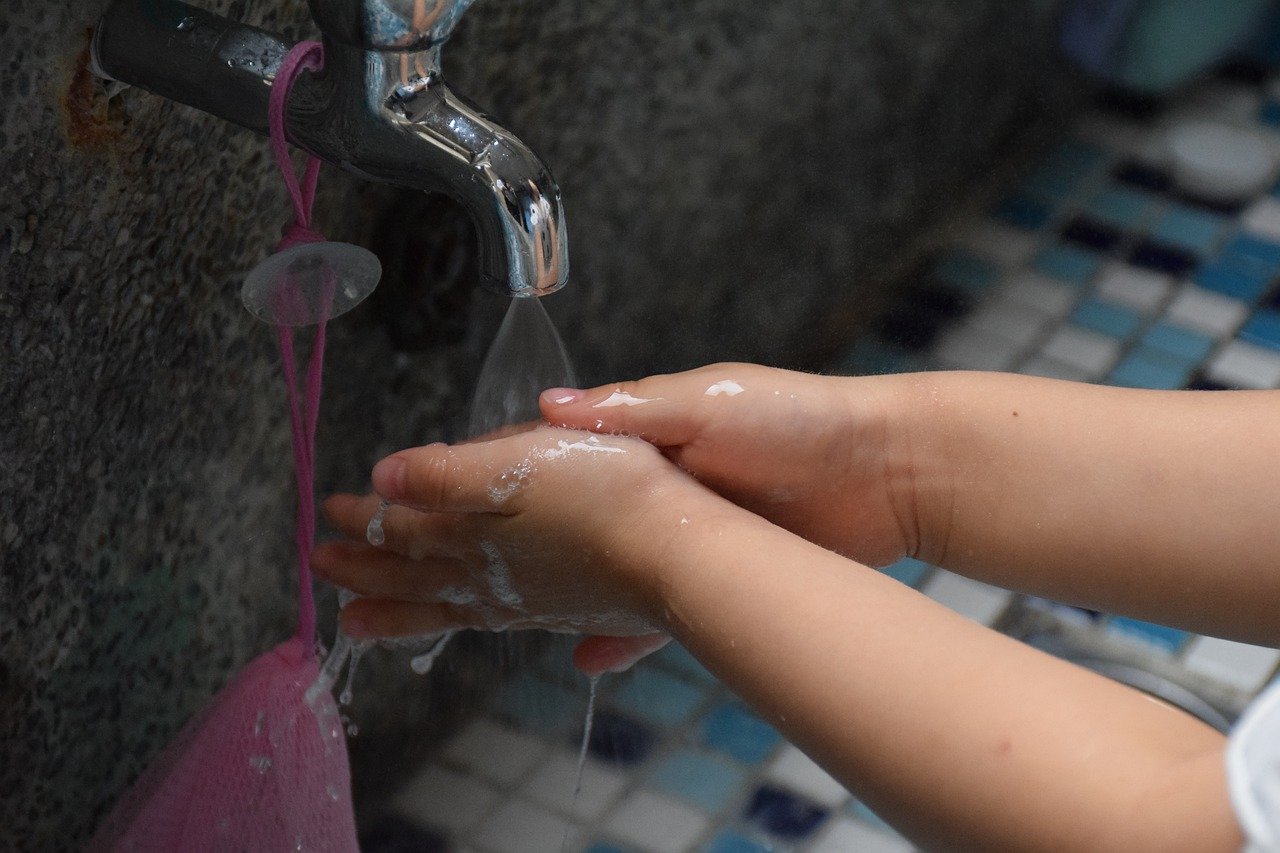 KORONAWIRUS. Do szkół trafi specjalny płyn biobójczy do dezynfekcji rąk - Zdjęcie główne