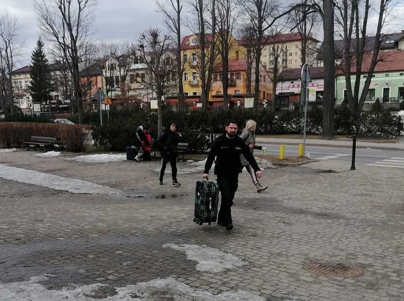 Policjanci z Ustrzyk Dolnych mają ręce pełne roboty. Uchodźców napływa coraz więcej - Zdjęcie główne