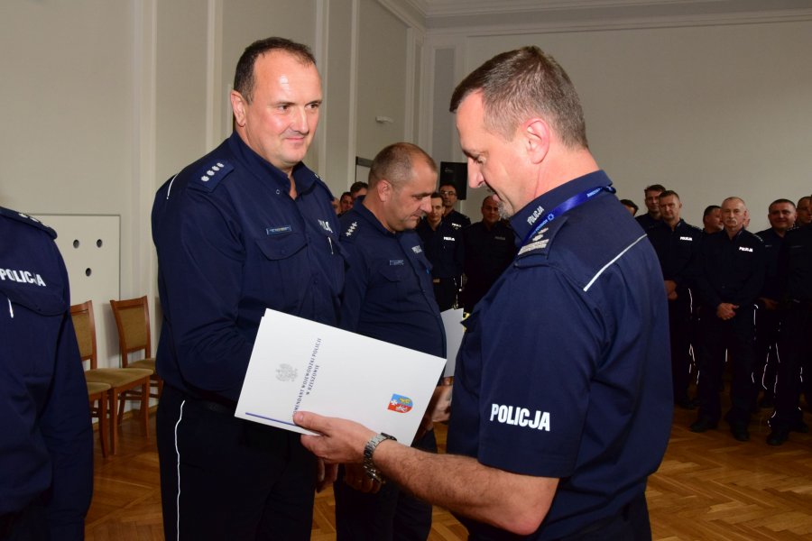 Sanocki policjant zajął II miejsce w wojewódzkim konkursie dla policjantów służby dyżurnej - Zdjęcie główne