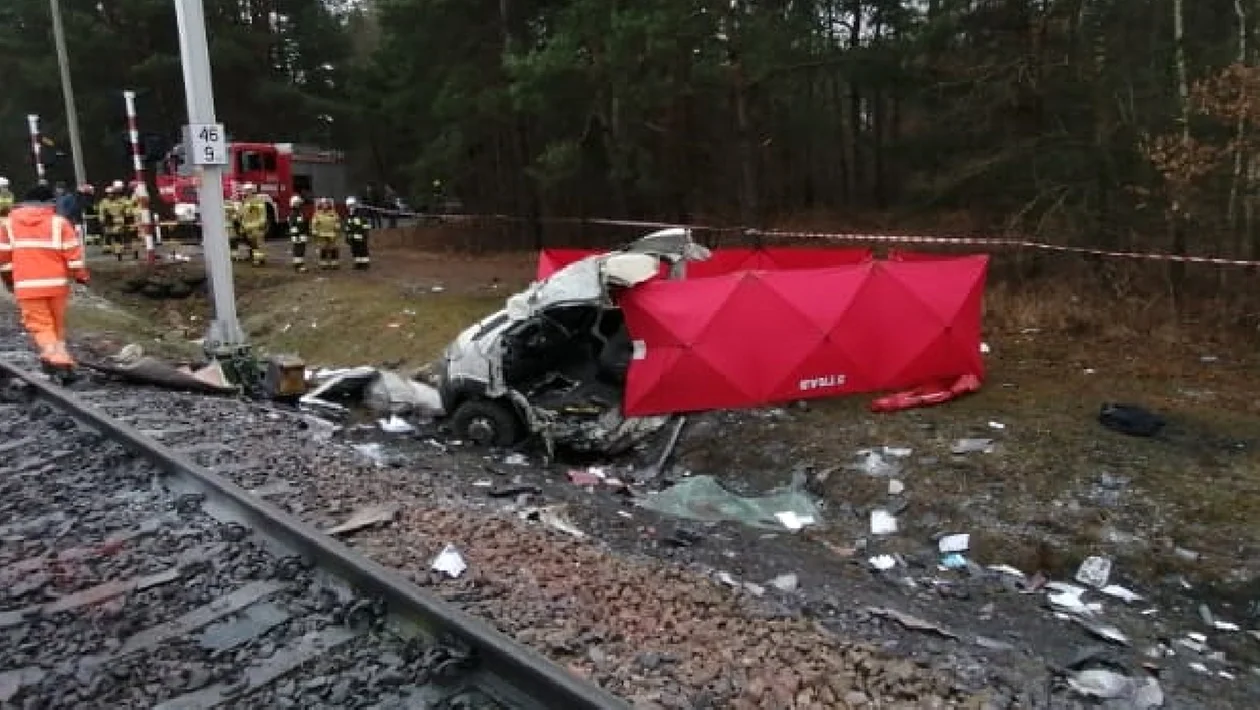 Tragiczna śmierć na przejeździe kolejowym. Zobacz nagranie i zdjęcia z miejsca wypadku - Zdjęcie główne