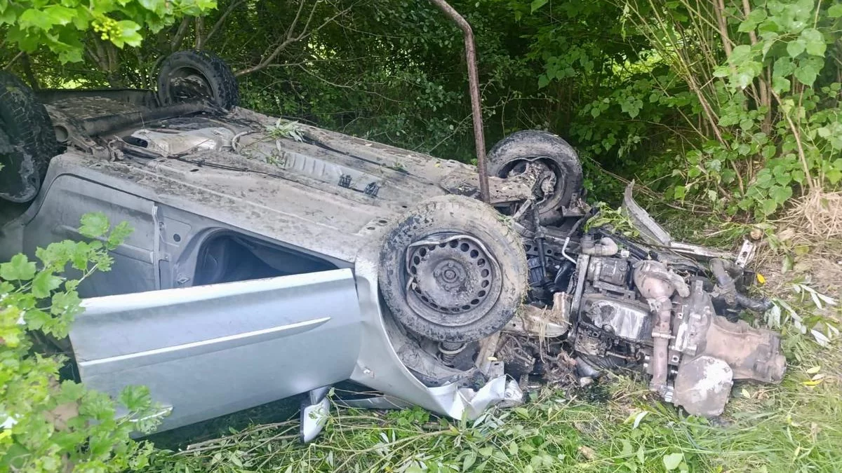 Groźny wypadek w Domaradzu. Opel dachował, 27-letni kierowca w stanie ciężkim! - Zdjęcie główne