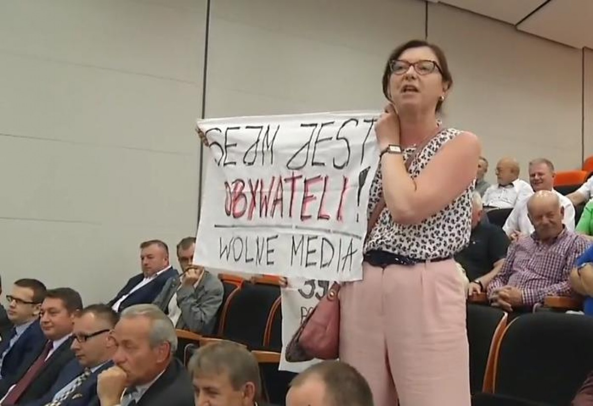 SANOK: Zadała niewygodne pytanie Marszałkowi Kuchcińskiemu na spotkaniu otwartym w Sanoku -  Finał sprawy [VIDEO] - Zdjęcie główne
