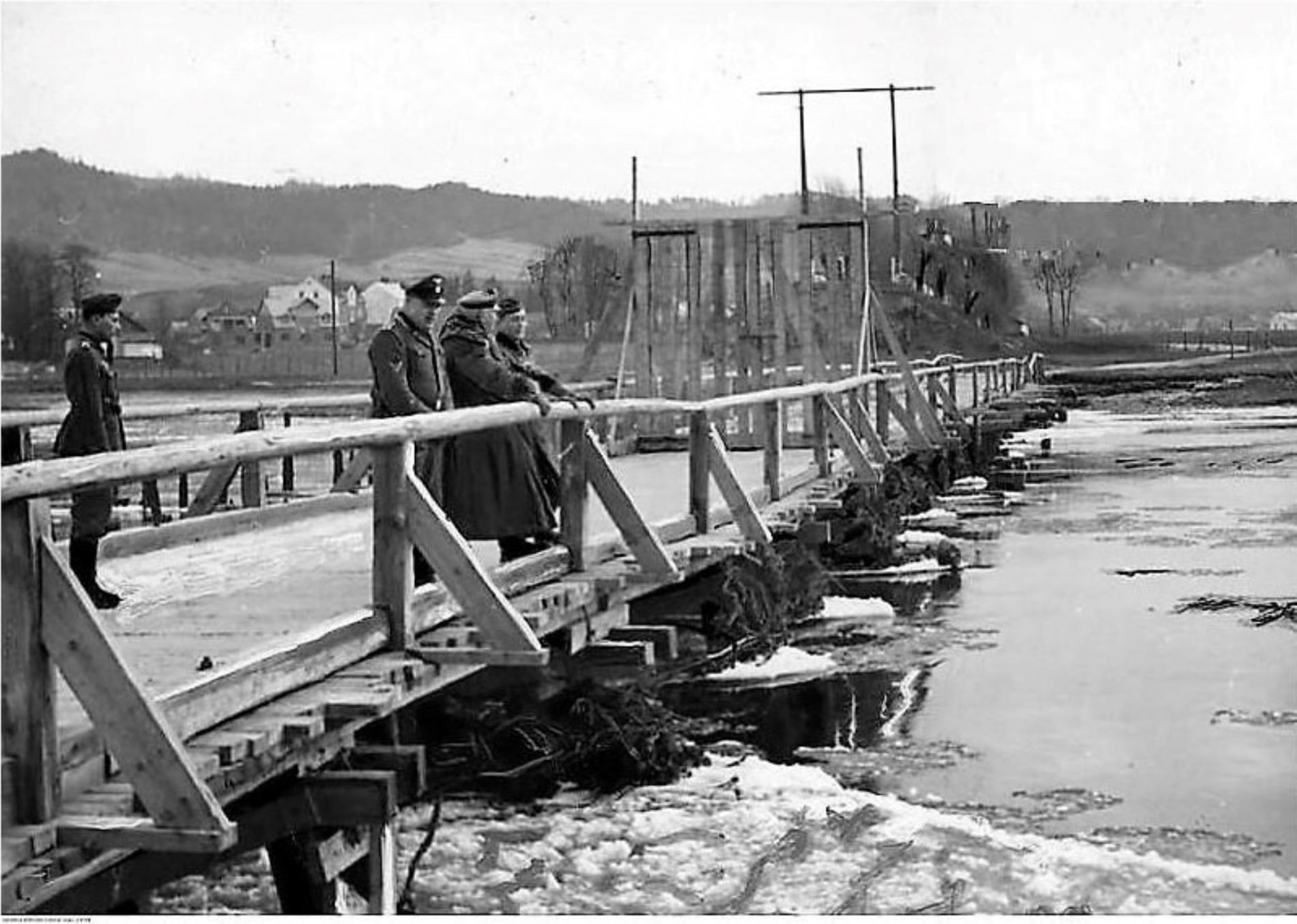 Sanok ul. Reymonta grudzień - Funkcjonariusze straży granicznej na moście na Sanie. 1939 r.