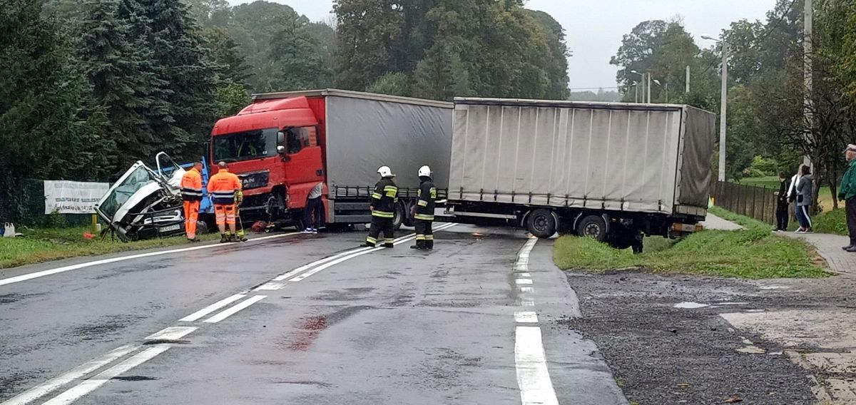 Zarszyn-Nowosielce. Tir wjechał w busa wiozącego ludzi [FOTO+VIDEO] - Zdjęcie główne